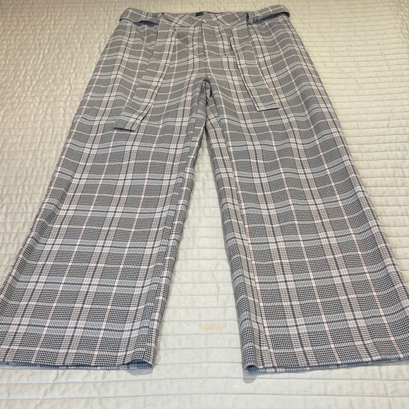 Lulus Pants - Lulu's WOMENS SIZE L Classic Gray and pink Checkered Pants